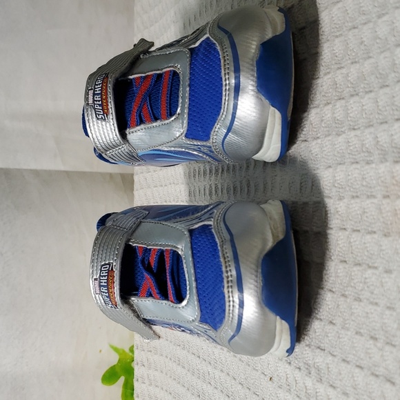 Marvel Super Hero Adventures boys light up sneakers size 11 - Picture 4 of 8